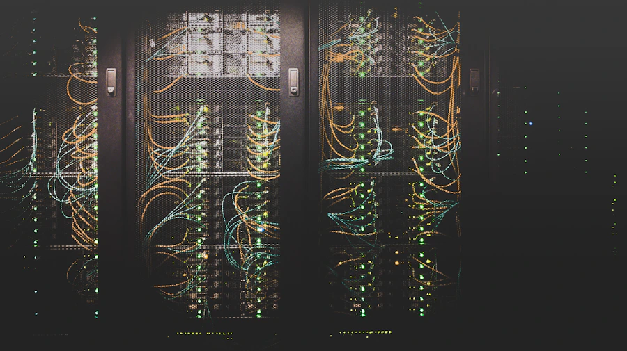 Fileiras de servidores em um data center corporativo